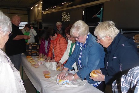 Mitglieder des Vorstands beim Belegen der Brötchen