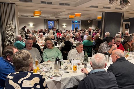 Weihnachtsfeier VdK 2025 Gäste 3 Weihnachtsfeier VdK 2025 Gäste 3 sitzend am Tisch