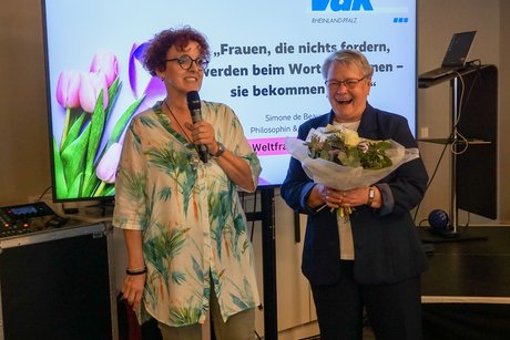 Elisabeth Dobias dankt der Ortsvorsitzenden Siegrun Breutigam