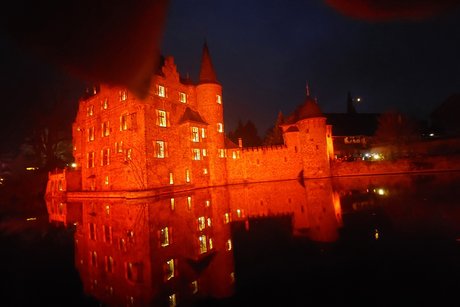Burg im dunkeln, rot angestrahlt