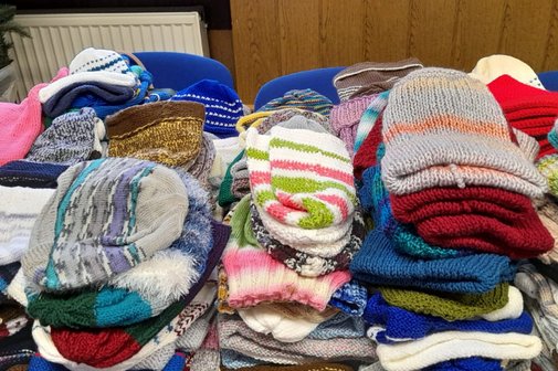 Ein Tisch voller Stricksachen Ein Tisch voller Stricksachen