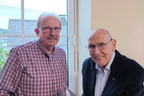 Seit 50 Jahren dem VdK treu Zwei Männer. Einer hält eine Urkunde in der Hand.