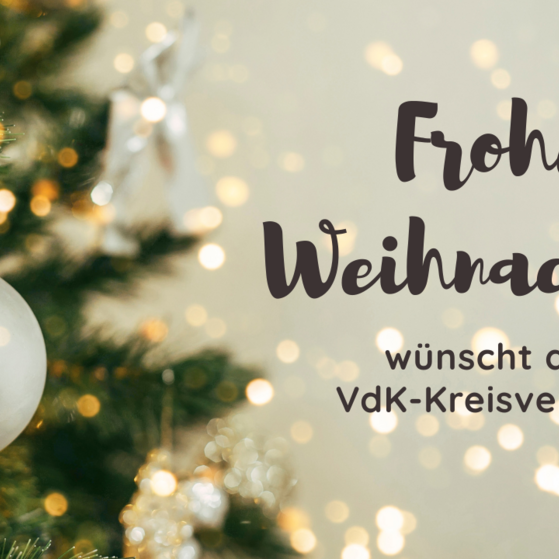 Weihnachtskugel an einem Tannenbaum und der Schriftzug: Frohe Weihnachten.