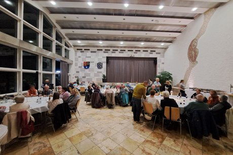 Speisesaal Soldaten Heim Viele VDK Mitglieder sitzen an großen Runden schön dekorierten Tischen