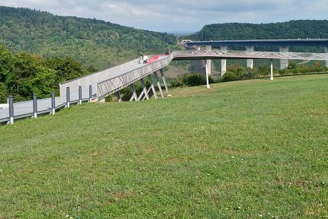 Frühstück am Bus mit der Sicht auf die Plattform am Hochmoselübergang. Die Plattform am Hochmoselübergang