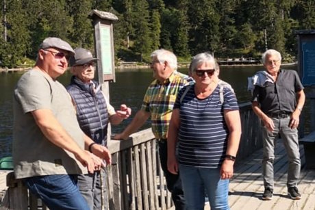 VdK Mitglieder am Mummelsee auf einem Bootssteg.