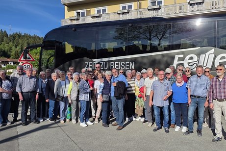Teilnehmer vor Bus