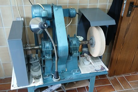 Und hier seht ihr die Maschine mit der all die schönen Stücke polierter wurden. Das ist die Maschine mit der die Steine poliert wurden.