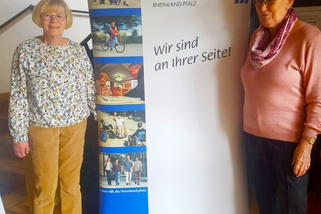 Birgit Marwitz und Edith Arndt vor VdK Banner