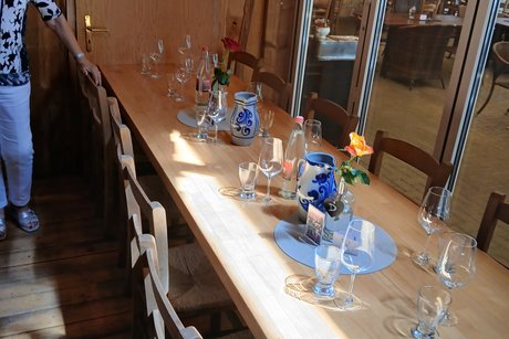 Tisch eingedeckt für die Weinprobe
