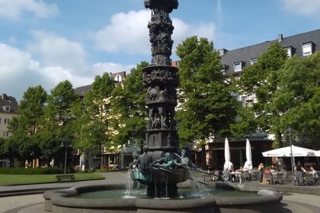 Historiensäule am Görresplatz Historische Säule mit Brunnen