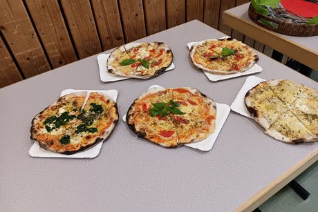 frisch gebackene Holzofenpizza
