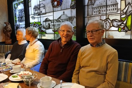 Zwei Herren beim Adventskaffee