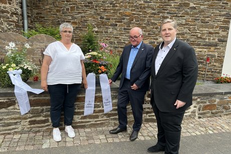 Niederlegung einer Blumenschale zum Gedenken an die Flutopfer im Ahrtal
