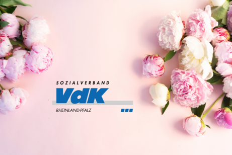 Zwei Str&auml;u&szlig;e Pfingstrosen in wei&szlig; und rosa auf rosa Hintergrund.