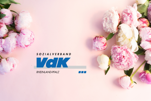 Zwei Str&auml;u&szlig;e Pfingstrosen in wei&szlig; und rosa auf rosa Hintergrund.