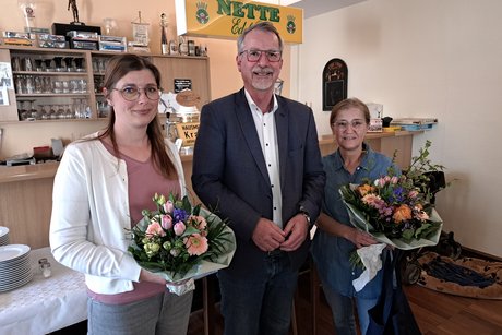 Wir bedanken uns bei Birgit Boos und Melanie Wionzek für den tollen und informativen Vortrag mit einem Blumenstrauß