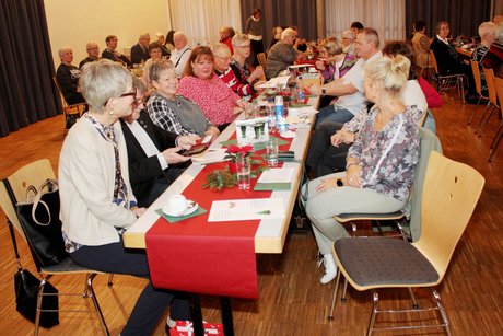 Potpourri an Eindrücken zur Weihnachtsfeier Gruppe Menschen sitzt zusammen und sprechen miteinander