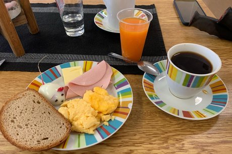 Fr&uuml;hst&uuml;cksteller mit Saft und Kaffee