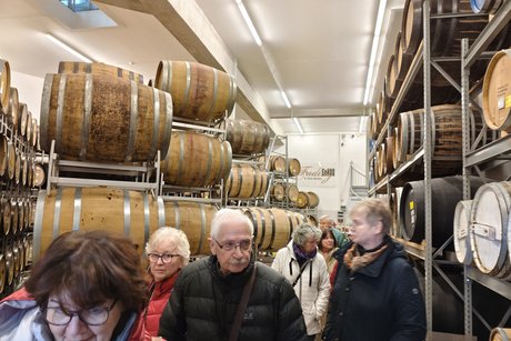 Eine Grußße der Mitglieder in dem Lagerraum mit Wiskeyfässer