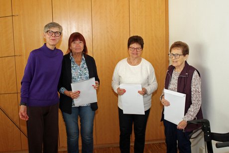 Gruppe stehender Menschen
