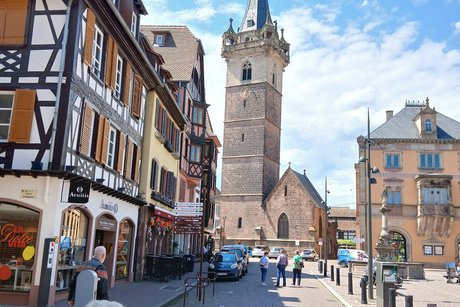Obernai Ortskern im Hintergrund der frühere Wachturm mit Marktplatz.