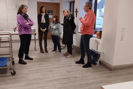 Fünf Frauen warten auf die Gäste
