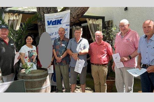 Ehrung der langjährigen Vereinsmitglieder zusammen mit dem 1. Vorsitzenden Ehrhard Heinz (4. v. l.) und dem Oberbürgermeister der VG Freinsheim, Jürgen Oberholz (3. v. r.) Gruppenfoto der Mitgliederehrung 2025