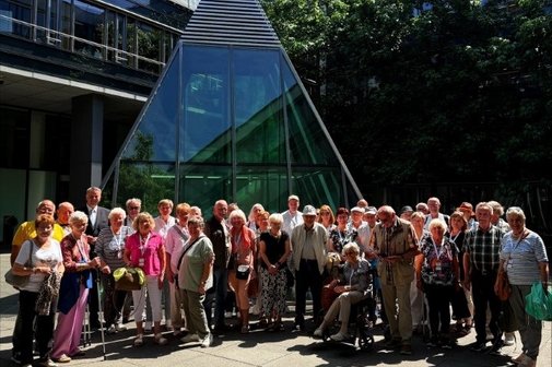 Gruppenfoto im Innenhof des Abgeordnetenhauses Gruppenfoto mit nur gut gelaunten VdKlern