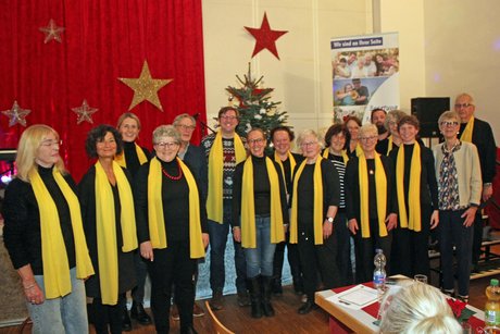 Potpourri an Eindrücken zur Weihnachtsfeier Gospelchor steht vor der Bühne