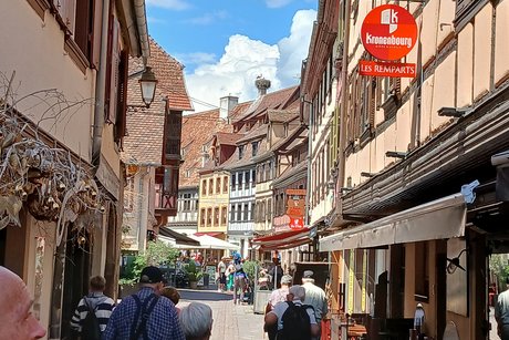 Obernai Altertümliche Straße mit Fachwerkhäusern rechts und links.