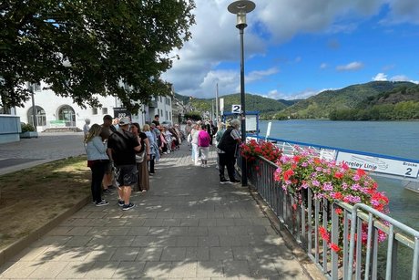 Aufs Schiff warten Gäste