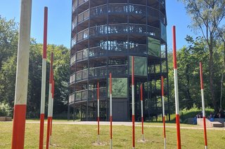 Der Höhlenturm mit markierter Fundstelle