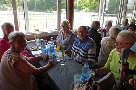 sitzende Menschengruppe