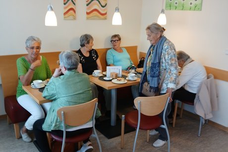 Kaffeetrinken bei Familie Hess. Kaffeetrinken bei Familie Hess.