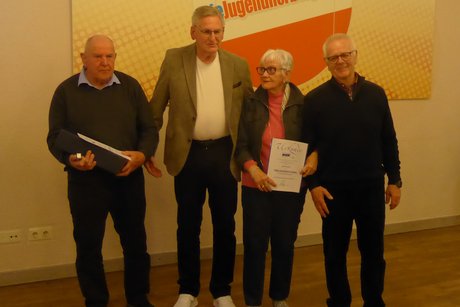 Heinz Ulrich und Erich Ottersbach danken den Jubilaren Anita Koll und Dieter Thelen f&uuml;r 30-j&auml;hrige Mitgliedschaft