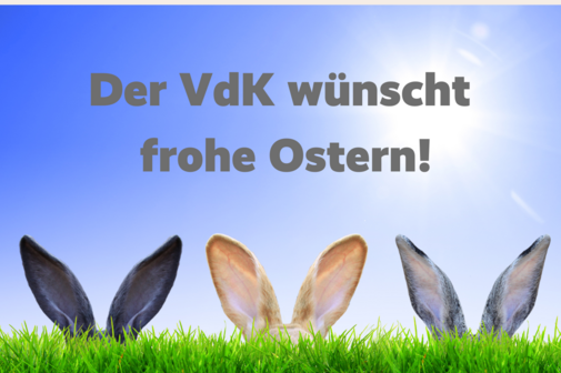 Ostergrüße Osterwünsche des VdK mit 3 Hasen die hinter einem Grashügel raus gucken