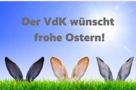 Osterwünsche des VdK mit 3 Hasen die hinter einem Grashügel raus gucken