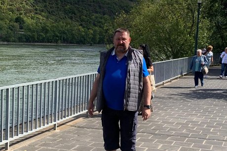 Er wartet aufs Schiff Bild