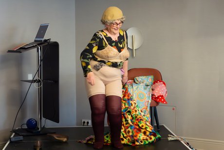 Comedian Alice Hoffmann im Mieder - Beginn der Verwandlung