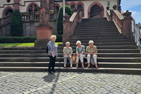 Impressionen aus Aschaffenburg 4 Personen sitzen vor der Kirche