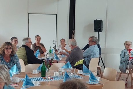 Gemeinde Tisch mit Herren und Damen