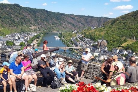 Menschen auf Burg und Blick auf die Mosel Blick von der Burg auf die Mosel