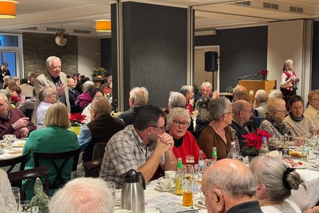 Weihnachtsfeier VdK 2025 Gäste 2 Weihnachtsfeier VdK 2025 Gäste 2 sitzend am Tisch