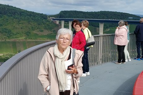 Der Hochmoselübergang. Die Plattform ist von vielen Teilnehmern genutzt worden. Alle waren begeistert von der tollen Aussicht. Weitere Personen der Tagesfahrt und im Hintergrund der Hochmoselübergang