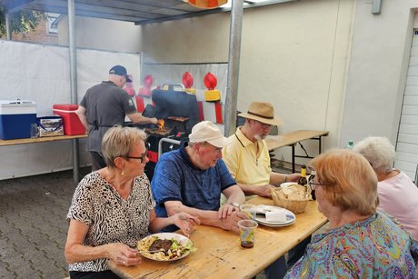 wenn die Helfer endlich essen gucken Alle zu