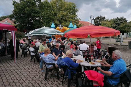 Tische vollbesetzt mit G&auml;sten