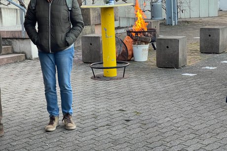 Lagerfeuer lodert und verbreitet Wärme Feuerstelle wird angeheizt