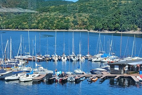 Yachthafen in Schwammenaul Segelboote im Bootshafen