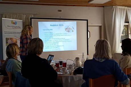 Frau Rimmele erl&auml;uternd vor einer Leinwand